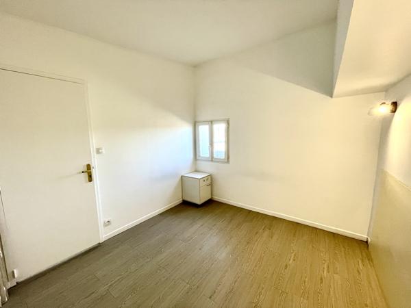 La Ferté-Alais (91590) Appartement duplex, 2 chambres, toit terrasse, cave et place de parking