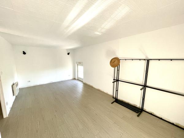 La Ferté-Alais (91590) Appartement duplex, 2 chambres, toit terrasse, cave et place de parking