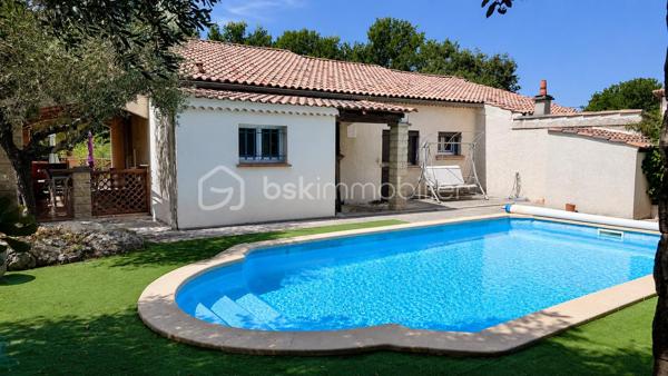 Achat Maison de plain-pied 5 pièces de 127 m² avec Terrain de 1478 m² – Piscine – Garage – Camps-la-Source (83170)
Située dans un environnement calme et recherché, sur la commune de Camps-la-Source, venez découvrir cette maison de plain-pied de 127 m², édifiée sur un terrain arboré de 1 478 m², sans vis-à-vis.
Description du bien :
Vous serez séduit par ses beaux volumes et sa fonctionnalité :
Grand salon / séjour lumineux avec cheminée, ouvert sur une agréable véranda, Cuisine aménagée et équipée, avec double accès, côté piscine, côté terrasse couverte avec point d’eau, idéale pour les repas d’été.
4 chambres spacieuses, 1 salle d’eau, 1 salle de bain,2 WC.
Extérieurs & annexes :
Piscine avec espace détente, Pool house, Cabanon en pierre (charme et rangement)
Grande terrasse couverte
Terrain arboré de 1 478 m², sans vis-à-vis
Grand garage.
Les + du bien :
Maison entièrement de plain-pied, environnement paisible et privilégié, aucun vis-à-vis
Idéale résidence principale ou secondaire
Bien rare sur le secteur
 À proximité des commodités tout en bénéficiant d’un cadre naturel privilégié.
 Un bien coup de cœur pour les amoureux de tranquillité et de vie en extérieur.
 À visiter sans tarder !!