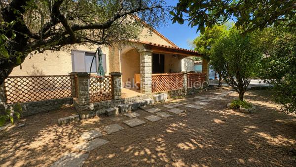 Achat Maison de plain-pied 5 pièces de 127 m² avec Terrain de 1478 m² – Piscine – Garage – Camps-la-Source (83170)
Située dans un environnement calme et recherché, sur la commune de Camps-la-Source, venez découvrir cette maison de plain-pied de 127 m², édifiée sur un terrain arboré de 1 478 m², sans vis-à-vis.
Description du bien :
Vous serez séduit par ses beaux volumes et sa fonctionnalité :
Grand salon / séjour lumineux avec cheminée, ouvert sur une agréable véranda, Cuisine aménagée et équipée, avec double accès, côté piscine, côté terrasse couverte avec point d’eau, idéale pour les repas d’été.
4 chambres spacieuses, 1 salle d’eau, 1 salle de bain,2 WC.
Extérieurs & annexes :
Piscine avec espace détente, Pool house, Cabanon en pierre (charme et rangement)
Grande terrasse couverte
Terrain arboré de 1 478 m², sans vis-à-vis
Grand garage.
Les + du bien :
Maison entièrement de plain-pied, environnement paisible et privilégié, aucun vis-à-vis
Idéale résidence principale ou secondaire
Bien rare sur le secteur
 À proximité des commodités tout en bénéficiant d’un cadre naturel privilégié.
 Un bien coup de cœur pour les amoureux de tranquillité et de vie en extérieur.
 À visiter sans tarder !!