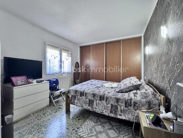 Achat Maison de plain-pied 5 pièces de 127 m² avec Terrain de 1478 m² – Piscine – Garage – Camps-la-Source (83170)
Située dans un environnement calme et recherché, sur la commune de Camps-la-Source, venez découvrir cette maison de plain-pied de 127 m², édifiée sur un terrain arboré de 1 478 m², sans vis-à-vis.
Description du bien :
Vous serez séduit par ses beaux volumes et sa fonctionnalité :
Grand salon / séjour lumineux avec cheminée, ouvert sur une agréable véranda, Cuisine aménagée et équipée, avec double accès, côté piscine, côté terrasse couverte avec point d’eau, idéale pour les repas d’été.
4 chambres spacieuses, 1 salle d’eau, 1 salle de bain,2 WC.
Extérieurs & annexes :
Piscine avec espace détente, Pool house, Cabanon en pierre (charme et rangement)
Grande terrasse couverte
Terrain arboré de 1 478 m², sans vis-à-vis
Grand garage.
Les + du bien :
Maison entièrement de plain-pied, environnement paisible et privilégié, aucun vis-à-vis
Idéale résidence principale ou secondaire
Bien rare sur le secteur
 À proximité des commodités tout en bénéficiant d’un cadre naturel privilégié.
 Un bien coup de cœur pour les amoureux de tranquillité et de vie en extérieur.
 À visiter sans tarder !!