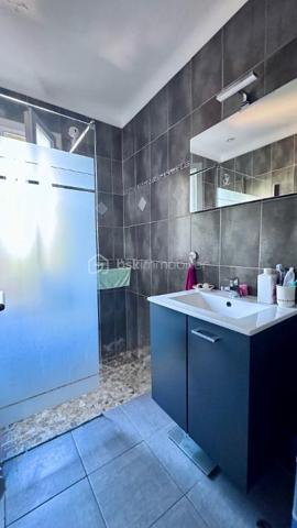 Achat Maison de plain-pied 5 pièces de 127 m² avec Terrain de 1478 m² – Piscine – Garage – Camps-la-Source (83170)
Située dans un environnement calme et recherché, sur la commune de Camps-la-Source, venez découvrir cette maison de plain-pied de 127 m², édifiée sur un terrain arboré de 1 478 m², sans vis-à-vis.
Description du bien :
Vous serez séduit par ses beaux volumes et sa fonctionnalité :
Grand salon / séjour lumineux avec cheminée, ouvert sur une agréable véranda, Cuisine aménagée et équipée, avec double accès, côté piscine, côté terrasse couverte avec point d’eau, idéale pour les repas d’été.
4 chambres spacieuses, 1 salle d’eau, 1 salle de bain,2 WC.
Extérieurs & annexes :
Piscine avec espace détente, Pool house, Cabanon en pierre (charme et rangement)
Grande terrasse couverte
Terrain arboré de 1 478 m², sans vis-à-vis
Grand garage.
Les + du bien :
Maison entièrement de plain-pied, environnement paisible et privilégié, aucun vis-à-vis
Idéale résidence principale ou secondaire
Bien rare sur le secteur
 À proximité des commodités tout en bénéficiant d’un cadre naturel privilégié.
 Un bien coup de cœur pour les amoureux de tranquillité et de vie en extérieur.
 À visiter sans tarder !!
