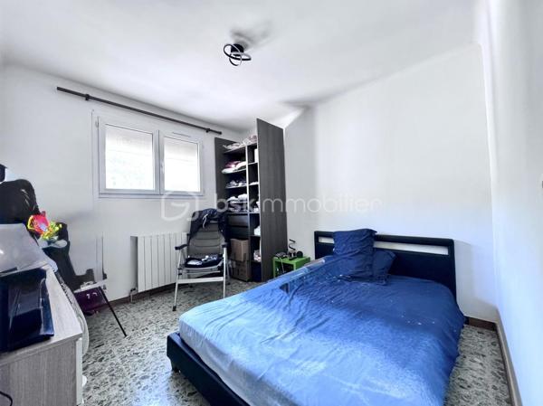 Achat Maison de plain-pied 5 pièces de 127 m² avec Terrain de 1478 m² – Piscine – Garage – Camps-la-Source (83170)
Située dans un environnement calme et recherché, sur la commune de Camps-la-Source, venez découvrir cette maison de plain-pied de 127 m², édifiée sur un terrain arboré de 1 478 m², sans vis-à-vis.
Description du bien :
Vous serez séduit par ses beaux volumes et sa fonctionnalité :
Grand salon / séjour lumineux avec cheminée, ouvert sur une agréable véranda, Cuisine aménagée et équipée, avec double accès, côté piscine, côté terrasse couverte avec point d’eau, idéale pour les repas d’été.
4 chambres spacieuses, 1 salle d’eau, 1 salle de bain,2 WC.
Extérieurs & annexes :
Piscine avec espace détente, Pool house, Cabanon en pierre (charme et rangement)
Grande terrasse couverte
Terrain arboré de 1 478 m², sans vis-à-vis
Grand garage.
Les + du bien :
Maison entièrement de plain-pied, environnement paisible et privilégié, aucun vis-à-vis
Idéale résidence principale ou secondaire
Bien rare sur le secteur
 À proximité des commodités tout en bénéficiant d’un cadre naturel privilégié.
 Un bien coup de cœur pour les amoureux de tranquillité et de vie en extérieur.
 À visiter sans tarder !!