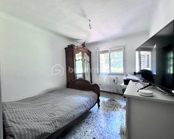 Achat Maison de plain-pied 5 pièces de 127 m² avec Terrain de 1478 m² – Piscine – Garage – Camps-la-Source (83170)
Située dans un environnement calme et recherché, sur la commune de Camps-la-Source, venez découvrir cette maison de plain-pied de 127 m², édifiée sur un terrain arboré de 1 478 m², sans vis-à-vis.
Description du bien :
Vous serez séduit par ses beaux volumes et sa fonctionnalité :
Grand salon / séjour lumineux avec cheminée, ouvert sur une agréable véranda, Cuisine aménagée et équipée, avec double accès, côté piscine, côté terrasse couverte avec point d’eau, idéale pour les repas d’été.
4 chambres spacieuses, 1 salle d’eau, 1 salle de bain,2 WC.
Extérieurs & annexes :
Piscine avec espace détente, Pool house, Cabanon en pierre (charme et rangement)
Grande terrasse couverte
Terrain arboré de 1 478 m², sans vis-à-vis
Grand garage.
Les + du bien :
Maison entièrement de plain-pied, environnement paisible et privilégié, aucun vis-à-vis
Idéale résidence principale ou secondaire
Bien rare sur le secteur
 À proximité des commodités tout en bénéficiant d’un cadre naturel privilégié.
 Un bien coup de cœur pour les amoureux de tranquillité et de vie en extérieur.
 À visiter sans tarder !!