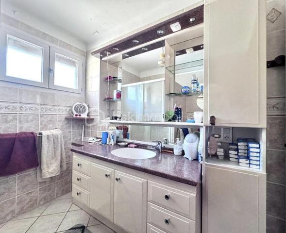 Achat Maison de plain-pied 5 pièces de 127 m² avec Terrain de 1478 m² – Piscine – Garage – Camps-la-Source (83170)
Située dans un environnement calme et recherché, sur la commune de Camps-la-Source, venez découvrir cette maison de plain-pied de 127 m², édifiée sur un terrain arboré de 1 478 m², sans vis-à-vis.
Description du bien :
Vous serez séduit par ses beaux volumes et sa fonctionnalité :
Grand salon / séjour lumineux avec cheminée, ouvert sur une agréable véranda, Cuisine aménagée et équipée, avec double accès, côté piscine, côté terrasse couverte avec point d’eau, idéale pour les repas d’été.
4 chambres spacieuses, 1 salle d’eau, 1 salle de bain,2 WC.
Extérieurs & annexes :
Piscine avec espace détente, Pool house, Cabanon en pierre (charme et rangement)
Grande terrasse couverte
Terrain arboré de 1 478 m², sans vis-à-vis
Grand garage.
Les + du bien :
Maison entièrement de plain-pied, environnement paisible et privilégié, aucun vis-à-vis
Idéale résidence principale ou secondaire
Bien rare sur le secteur
 À proximité des commodités tout en bénéficiant d’un cadre naturel privilégié.
 Un bien coup de cœur pour les amoureux de tranquillité et de vie en extérieur.
 À visiter sans tarder !!