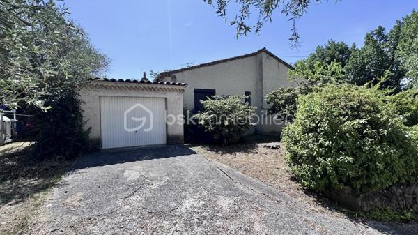Achat Maison de plain-pied 5 pièces de 127 m² avec Terrain de 1478 m² – Piscine – Garage – Camps-la-Source (83170)
Située dans un environnement calme et recherché, sur la commune de Camps-la-Source, venez découvrir cette maison de plain-pied de 127 m², édifiée sur un terrain arboré de 1 478 m², sans vis-à-vis.
Description du bien :
Vous serez séduit par ses beaux volumes et sa fonctionnalité :
Grand salon / séjour lumineux avec cheminée, ouvert sur une agréable véranda, Cuisine aménagée et équipée, avec double accès, côté piscine, côté terrasse couverte avec point d’eau, idéale pour les repas d’été.
4 chambres spacieuses, 1 salle d’eau, 1 salle de bain,2 WC.
Extérieurs & annexes :
Piscine avec espace détente, Pool house, Cabanon en pierre (charme et rangement)
Grande terrasse couverte
Terrain arboré de 1 478 m², sans vis-à-vis
Grand garage.
Les + du bien :
Maison entièrement de plain-pied, environnement paisible et privilégié, aucun vis-à-vis
Idéale résidence principale ou secondaire
Bien rare sur le secteur
 À proximité des commodités tout en bénéficiant d’un cadre naturel privilégié.
 Un bien coup de cœur pour les amoureux de tranquillité et de vie en extérieur.
 À visiter sans tarder !!