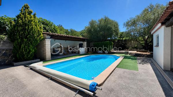 Achat Maison de plain-pied 5 pièces de 127 m² avec Terrain de 1478 m² – Piscine – Garage – Camps-la-Source (83170)
Située dans un environnement calme et recherché, sur la commune de Camps-la-Source, venez découvrir cette maison de plain-pied de 127 m², édifiée sur un terrain arboré de 1 478 m², sans vis-à-vis.
Description du bien :
Vous serez séduit par ses beaux volumes et sa fonctionnalité :
Grand salon / séjour lumineux avec cheminée, ouvert sur une agréable véranda, Cuisine aménagée et équipée, avec double accès, côté piscine, côté terrasse couverte avec point d’eau, idéale pour les repas d’été.
4 chambres spacieuses, 1 salle d’eau, 1 salle de bain,2 WC.
Extérieurs & annexes :
Piscine avec espace détente, Pool house, Cabanon en pierre (charme et rangement)
Grande terrasse couverte
Terrain arboré de 1 478 m², sans vis-à-vis
Grand garage.
Les + du bien :
Maison entièrement de plain-pied, environnement paisible et privilégié, aucun vis-à-vis
Idéale résidence principale ou secondaire
Bien rare sur le secteur
 À proximité des commodités tout en bénéficiant d’un cadre naturel privilégié.
 Un bien coup de cœur pour les amoureux de tranquillité et de vie en extérieur.
 À visiter sans tarder !!