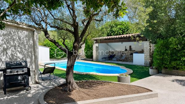 Achat Maison de plain-pied 5 pièces de 127 m² avec Terrain de 1478 m² – Piscine – Garage – Camps-la-Source (83170)
Située dans un environnement calme et recherché, sur la commune de Camps-la-Source, venez découvrir cette maison de plain-pied de 127 m², édifiée sur un terrain arboré de 1 478 m², sans vis-à-vis.
Description du bien :
Vous serez séduit par ses beaux volumes et sa fonctionnalité :
Grand salon / séjour lumineux avec cheminée, ouvert sur une agréable véranda, Cuisine aménagée et équipée, avec double accès, côté piscine, côté terrasse couverte avec point d’eau, idéale pour les repas d’été.
4 chambres spacieuses, 1 salle d’eau, 1 salle de bain,2 WC.
Extérieurs & annexes :
Piscine avec espace détente, Pool house, Cabanon en pierre (charme et rangement)
Grande terrasse couverte
Terrain arboré de 1 478 m², sans vis-à-vis
Grand garage.
Les + du bien :
Maison entièrement de plain-pied, environnement paisible et privilégié, aucun vis-à-vis
Idéale résidence principale ou secondaire
Bien rare sur le secteur
 À proximité des commodités tout en bénéficiant d’un cadre naturel privilégié.
 Un bien coup de cœur pour les amoureux de tranquillité et de vie en extérieur.
 À visiter sans tarder !!