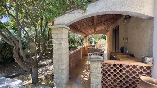Achat Maison de plain-pied 5 pièces de 127 m² avec Terrain de 1478 m² – Piscine – Garage – Camps-la-Source (83170)
Située dans un environnement calme et recherché, sur la commune de Camps-la-Source, venez découvrir cette maison de plain-pied de 127 m², édifiée sur un terrain arboré de 1 478 m², sans vis-à-vis.
Description du bien :
Vous serez séduit par ses beaux volumes et sa fonctionnalité :
Grand salon / séjour lumineux avec cheminée, ouvert sur une agréable véranda, Cuisine aménagée et équipée, avec double accès, côté piscine, côté terrasse couverte avec point d’eau, idéale pour les repas d’été.
4 chambres spacieuses, 1 salle d’eau, 1 salle de bain,2 WC.
Extérieurs & annexes :
Piscine avec espace détente, Pool house, Cabanon en pierre (charme et rangement)
Grande terrasse couverte
Terrain arboré de 1 478 m², sans vis-à-vis
Grand garage.
Les + du bien :
Maison entièrement de plain-pied, environnement paisible et privilégié, aucun vis-à-vis
Idéale résidence principale ou secondaire
Bien rare sur le secteur
 À proximité des commodités tout en bénéficiant d’un cadre naturel privilégié.
 Un bien coup de cœur pour les amoureux de tranquillité et de vie en extérieur.
 À visiter sans tarder !!