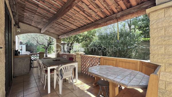 Achat Maison de plain-pied 5 pièces de 127 m² avec Terrain de 1478 m² – Piscine – Garage – Camps-la-Source (83170)
Située dans un environnement calme et recherché, sur la commune de Camps-la-Source, venez découvrir cette maison de plain-pied de 127 m², édifiée sur un terrain arboré de 1 478 m², sans vis-à-vis.
Description du bien :
Vous serez séduit par ses beaux volumes et sa fonctionnalité :
Grand salon / séjour lumineux avec cheminée, ouvert sur une agréable véranda, Cuisine aménagée et équipée, avec double accès, côté piscine, côté terrasse couverte avec point d’eau, idéale pour les repas d’été.
4 chambres spacieuses, 1 salle d’eau, 1 salle de bain,2 WC.
Extérieurs & annexes :
Piscine avec espace détente, Pool house, Cabanon en pierre (charme et rangement)
Grande terrasse couverte
Terrain arboré de 1 478 m², sans vis-à-vis
Grand garage.
Les + du bien :
Maison entièrement de plain-pied, environnement paisible et privilégié, aucun vis-à-vis
Idéale résidence principale ou secondaire
Bien rare sur le secteur
 À proximité des commodités tout en bénéficiant d’un cadre naturel privilégié.
 Un bien coup de cœur pour les amoureux de tranquillité et de vie en extérieur.
 À visiter sans tarder !!