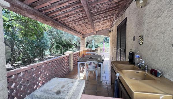 Achat Maison de plain-pied 5 pièces de 127 m² avec Terrain de 1478 m² – Piscine – Garage – Camps-la-Source (83170)
Située dans un environnement calme et recherché, sur la commune de Camps-la-Source, venez découvrir cette maison de plain-pied de 127 m², édifiée sur un terrain arboré de 1 478 m², sans vis-à-vis.
Description du bien :
Vous serez séduit par ses beaux volumes et sa fonctionnalité :
Grand salon / séjour lumineux avec cheminée, ouvert sur une agréable véranda, Cuisine aménagée et équipée, avec double accès, côté piscine, côté terrasse couverte avec point d’eau, idéale pour les repas d’été.
4 chambres spacieuses, 1 salle d’eau, 1 salle de bain,2 WC.
Extérieurs & annexes :
Piscine avec espace détente, Pool house, Cabanon en pierre (charme et rangement)
Grande terrasse couverte
Terrain arboré de 1 478 m², sans vis-à-vis
Grand garage.
Les + du bien :
Maison entièrement de plain-pied, environnement paisible et privilégié, aucun vis-à-vis
Idéale résidence principale ou secondaire
Bien rare sur le secteur
 À proximité des commodités tout en bénéficiant d’un cadre naturel privilégié.
 Un bien coup de cœur pour les amoureux de tranquillité et de vie en extérieur.
 À visiter sans tarder !!