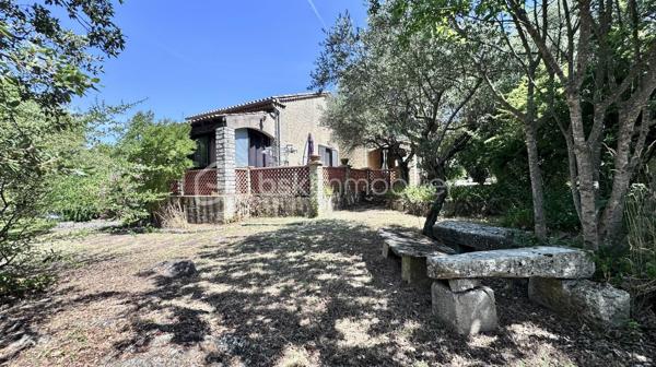 Achat Maison de plain-pied 5 pièces de 127 m² avec Terrain de 1478 m² – Piscine – Garage – Camps-la-Source (83170)
Située dans un environnement calme et recherché, sur la commune de Camps-la-Source, venez découvrir cette maison de plain-pied de 127 m², édifiée sur un terrain arboré de 1 478 m², sans vis-à-vis.
Description du bien :
Vous serez séduit par ses beaux volumes et sa fonctionnalité :
Grand salon / séjour lumineux avec cheminée, ouvert sur une agréable véranda, Cuisine aménagée et équipée, avec double accès, côté piscine, côté terrasse couverte avec point d’eau, idéale pour les repas d’été.
4 chambres spacieuses, 1 salle d’eau, 1 salle de bain,2 WC.
Extérieurs & annexes :
Piscine avec espace détente, Pool house, Cabanon en pierre (charme et rangement)
Grande terrasse couverte
Terrain arboré de 1 478 m², sans vis-à-vis
Grand garage.
Les + du bien :
Maison entièrement de plain-pied, environnement paisible et privilégié, aucun vis-à-vis
Idéale résidence principale ou secondaire
Bien rare sur le secteur
 À proximité des commodités tout en bénéficiant d’un cadre naturel privilégié.
 Un bien coup de cœur pour les amoureux de tranquillité et de vie en extérieur.
 À visiter sans tarder !!