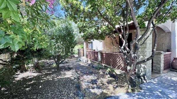 Achat Maison de plain-pied 5 pièces de 127 m² avec Terrain de 1478 m² – Piscine – Garage – Camps-la-Source (83170)
Située dans un environnement calme et recherché, sur la commune de Camps-la-Source, venez découvrir cette maison de plain-pied de 127 m², édifiée sur un terrain arboré de 1 478 m², sans vis-à-vis.
Description du bien :
Vous serez séduit par ses beaux volumes et sa fonctionnalité :
Grand salon / séjour lumineux avec cheminée, ouvert sur une agréable véranda, Cuisine aménagée et équipée, avec double accès, côté piscine, côté terrasse couverte avec point d’eau, idéale pour les repas d’été.
4 chambres spacieuses, 1 salle d’eau, 1 salle de bain,2 WC.
Extérieurs & annexes :
Piscine avec espace détente, Pool house, Cabanon en pierre (charme et rangement)
Grande terrasse couverte
Terrain arboré de 1 478 m², sans vis-à-vis
Grand garage.
Les + du bien :
Maison entièrement de plain-pied, environnement paisible et privilégié, aucun vis-à-vis
Idéale résidence principale ou secondaire
Bien rare sur le secteur
 À proximité des commodités tout en bénéficiant d’un cadre naturel privilégié.
 Un bien coup de cœur pour les amoureux de tranquillité et de vie en extérieur.
 À visiter sans tarder !!