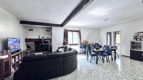 Achat Maison de plain-pied 5 pièces de 127 m² avec Terrain de 1478 m² – Piscine – Garage – Camps-la-Source (83170)
Située dans un environnement calme et recherché, sur la commune de Camps-la-Source, venez découvrir cette maison de plain-pied de 127 m², édifiée sur un terrain arboré de 1 478 m², sans vis-à-vis.
Description du bien :
Vous serez séduit par ses beaux volumes et sa fonctionnalité :
Grand salon / séjour lumineux avec cheminée, ouvert sur une agréable véranda, Cuisine aménagée et équipée, avec double accès, côté piscine, côté terrasse couverte avec point d’eau, idéale pour les repas d’été.
4 chambres spacieuses, 1 salle d’eau, 1 salle de bain,2 WC.
Extérieurs & annexes :
Piscine avec espace détente, Pool house, Cabanon en pierre (charme et rangement)
Grande terrasse couverte
Terrain arboré de 1 478 m², sans vis-à-vis
Grand garage.
Les + du bien :
Maison entièrement de plain-pied, environnement paisible et privilégié, aucun vis-à-vis
Idéale résidence principale ou secondaire
Bien rare sur le secteur
 À proximité des commodités tout en bénéficiant d’un cadre naturel privilégié.
 Un bien coup de cœur pour les amoureux de tranquillité et de vie en extérieur.
 À visiter sans tarder !!