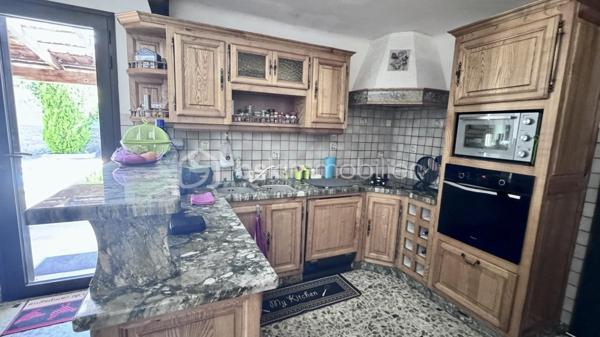 Achat Maison de plain-pied 5 pièces de 127 m² avec Terrain de 1478 m² – Piscine – Garage – Camps-la-Source (83170)
Située dans un environnement calme et recherché, sur la commune de Camps-la-Source, venez découvrir cette maison de plain-pied de 127 m², édifiée sur un terrain arboré de 1 478 m², sans vis-à-vis.
Description du bien :
Vous serez séduit par ses beaux volumes et sa fonctionnalité :
Grand salon / séjour lumineux avec cheminée, ouvert sur une agréable véranda, Cuisine aménagée et équipée, avec double accès, côté piscine, côté terrasse couverte avec point d’eau, idéale pour les repas d’été.
4 chambres spacieuses, 1 salle d’eau, 1 salle de bain,2 WC.
Extérieurs & annexes :
Piscine avec espace détente, Pool house, Cabanon en pierre (charme et rangement)
Grande terrasse couverte
Terrain arboré de 1 478 m², sans vis-à-vis
Grand garage.
Les + du bien :
Maison entièrement de plain-pied, environnement paisible et privilégié, aucun vis-à-vis
Idéale résidence principale ou secondaire
Bien rare sur le secteur
 À proximité des commodités tout en bénéficiant d’un cadre naturel privilégié.
 Un bien coup de cœur pour les amoureux de tranquillité et de vie en extérieur.
 À visiter sans tarder !!