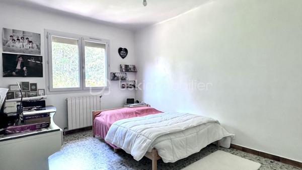 Achat Maison de plain-pied 5 pièces de 127 m² avec Terrain de 1478 m² – Piscine – Garage – Camps-la-Source (83170)
Située dans un environnement calme et recherché, sur la commune de Camps-la-Source, venez découvrir cette maison de plain-pied de 127 m², édifiée sur un terrain arboré de 1 478 m², sans vis-à-vis.
Description du bien :
Vous serez séduit par ses beaux volumes et sa fonctionnalité :
Grand salon / séjour lumineux avec cheminée, ouvert sur une agréable véranda, Cuisine aménagée et équipée, avec double accès, côté piscine, côté terrasse couverte avec point d’eau, idéale pour les repas d’été.
4 chambres spacieuses, 1 salle d’eau, 1 salle de bain,2 WC.
Extérieurs & annexes :
Piscine avec espace détente, Pool house, Cabanon en pierre (charme et rangement)
Grande terrasse couverte
Terrain arboré de 1 478 m², sans vis-à-vis
Grand garage.
Les + du bien :
Maison entièrement de plain-pied, environnement paisible et privilégié, aucun vis-à-vis
Idéale résidence principale ou secondaire
Bien rare sur le secteur
 À proximité des commodités tout en bénéficiant d’un cadre naturel privilégié.
 Un bien coup de cœur pour les amoureux de tranquillité et de vie en extérieur.
 À visiter sans tarder !!