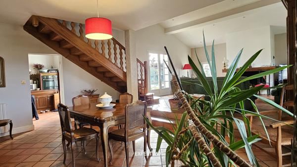 Tonneins (47400) Propriété familiale avec parc clos et piscine – 220 m² – 5 chambres
