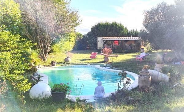 Terrain totalement plat de 1 499m² avec piscine et mobil home