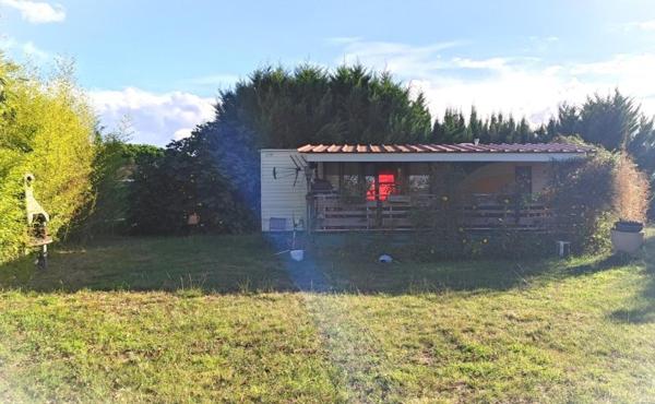 Terrain totalement plat de 1 499m² avec piscine et mobil home