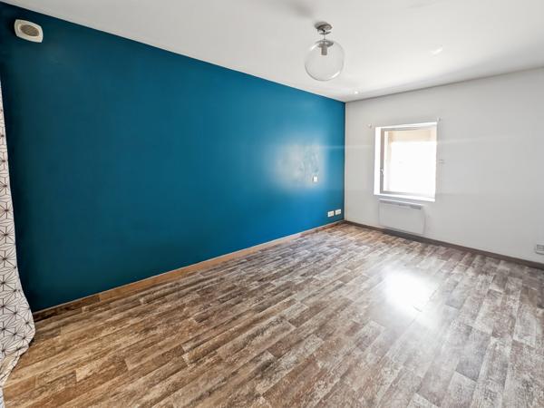 MAISON PLEINE RUE NATIONALE AVEC STATIONNEMENT PRIVATIF