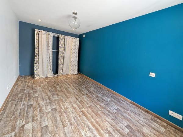 MAISON PLEINE RUE NATIONALE AVEC STATIONNEMENT PRIVATIF