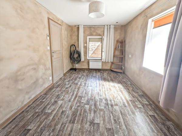 MAISON PLEINE RUE NATIONALE AVEC STATIONNEMENT PRIVATIF