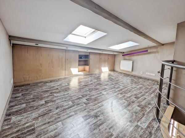 MAISON PLEINE RUE NATIONALE AVEC STATIONNEMENT PRIVATIF