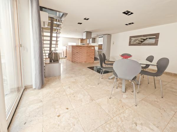 MAISON PLEINE RUE NATIONALE AVEC STATIONNEMENT PRIVATIF