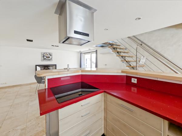 MAISON PLEINE RUE NATIONALE AVEC STATIONNEMENT PRIVATIF