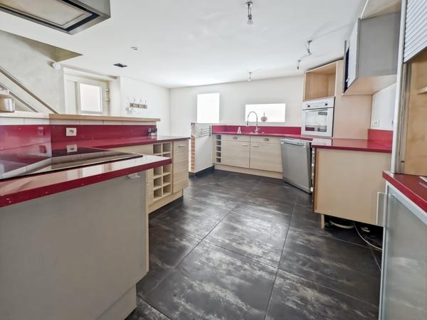 MAISON PLEINE RUE NATIONALE AVEC STATIONNEMENT PRIVATIF
