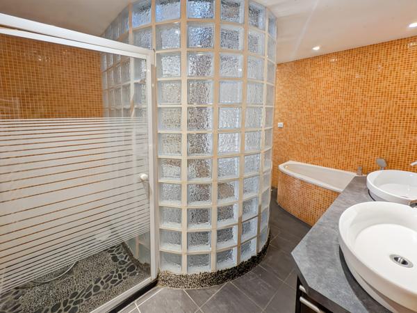 MAISON PLEINE RUE NATIONALE AVEC STATIONNEMENT PRIVATIF