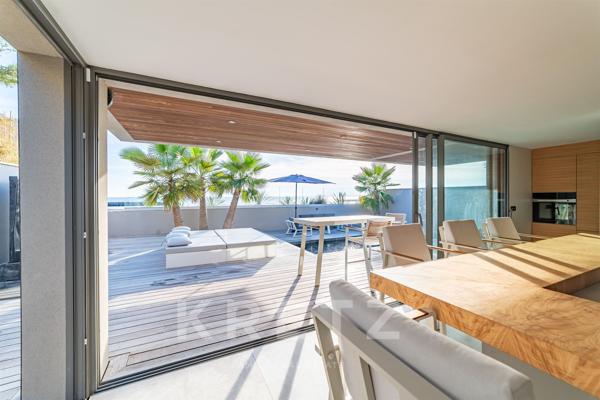 Exceptionnelle villa d'architecte en première ligne face à la mer