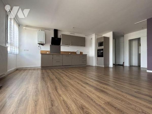 FOUGERES, Au 4ème étage d'un immeuble sécurisée et avec ascenseur, Spacieux appartement T4 de 7...