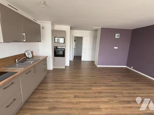 FOUGERES, Au 4ème étage d'un immeuble sécurisée et avec ascenseur, Spacieux appartement T4 de 7...