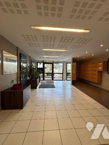 FOUGERES, Au 4ème étage d'un immeuble sécurisée et avec ascenseur, Spacieux appartement T4 de 7...