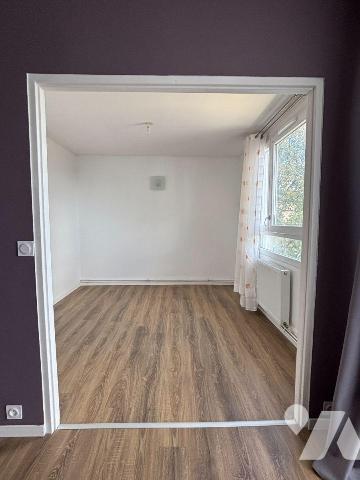 FOUGERES, Au 4ème étage d'un immeuble sécurisée et avec ascenseur, Spacieux appartement T4 de 7...