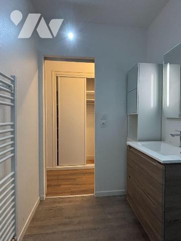 FOUGERES, Au 4ème étage d'un immeuble sécurisée et avec ascenseur, Spacieux appartement T4 de 7...