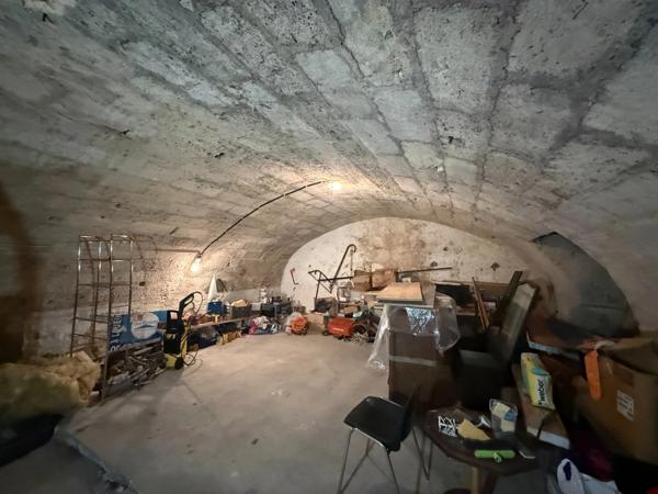 Local commercial de 85m2 avec Cave de 44m2