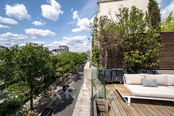 Hôtel particulier contemporain avec terrasse sur le toit