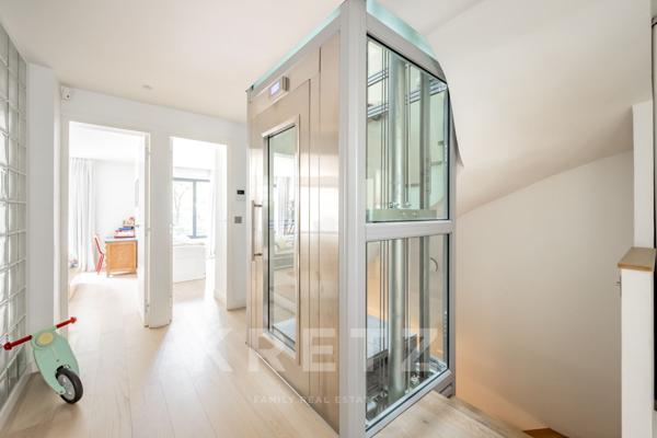 Hôtel particulier contemporain avec terrasse sur le toit