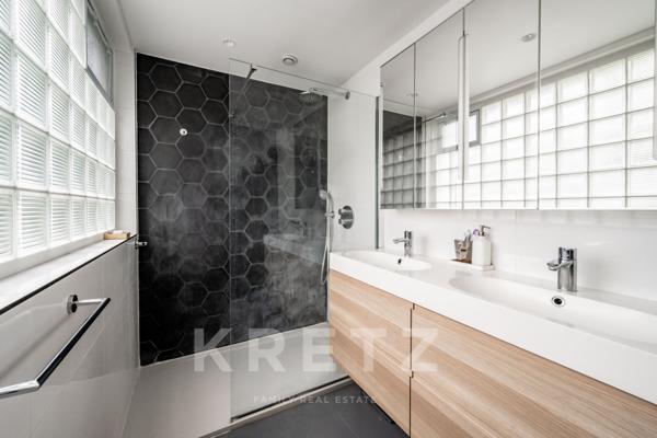 Hôtel particulier contemporain avec terrasse sur le toit