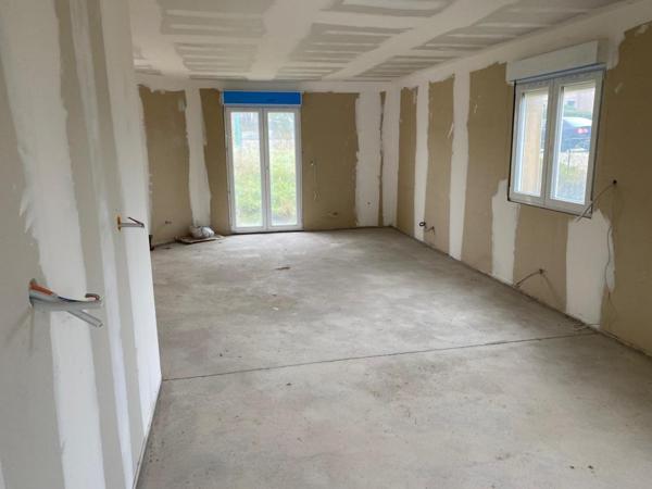 Pavillon a finir, avec garage , jardin,