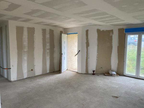 Pavillon a finir, avec garage , jardin,