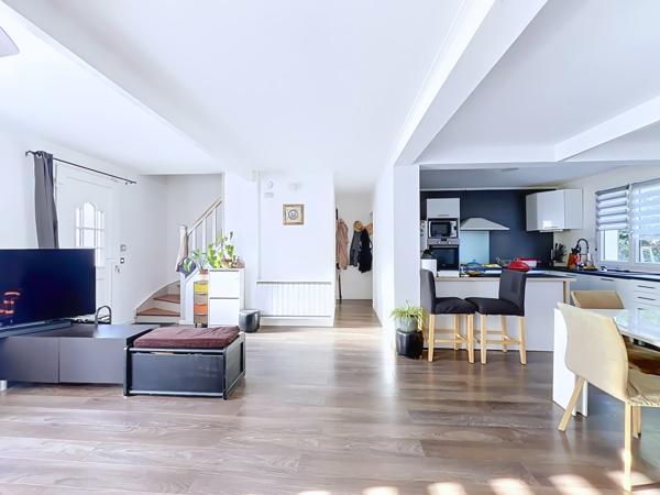 Maison
         5 pièces
        - 120 m² Exclusivité 350 000 € *