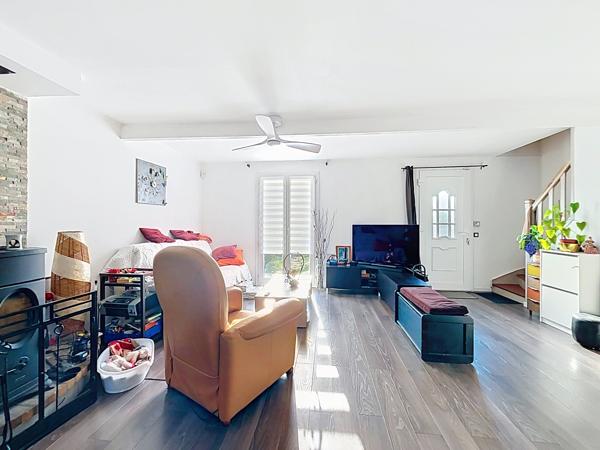 Maison
         5 pièces
        - 120 m² Exclusivité 350 000 € *