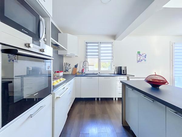 Maison
         5 pièces
        - 120 m² Exclusivité 350 000 € *