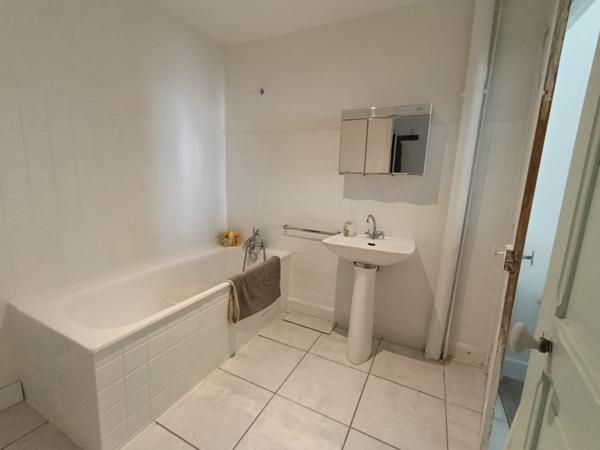 Magnifique  maison de ville avec chambre  au RDC