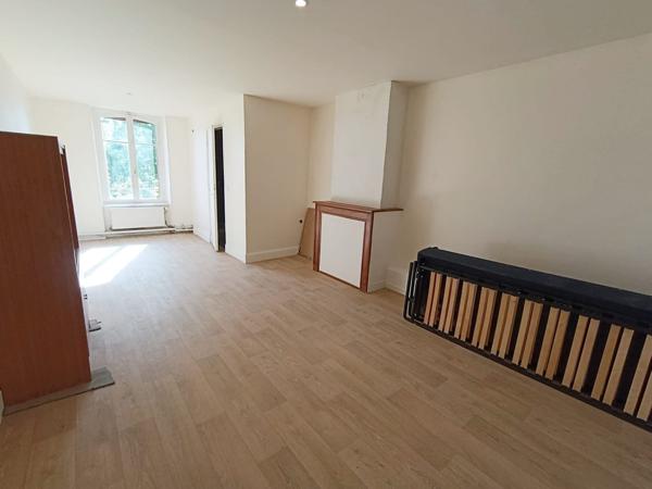 Magnifique  maison de ville avec chambre  au RDC
