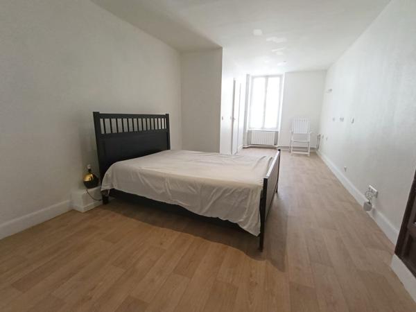 Magnifique  maison de ville avec chambre  au RDC