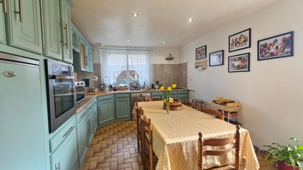 Maison d'Exception à Vendre à Donges - 7 Pièces, 4 Chambres, Grand Terrain